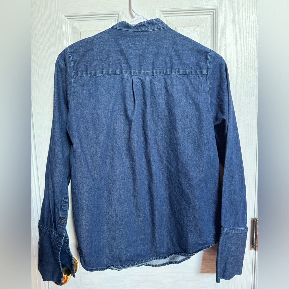 Super cute denim shirt with long sleeve gonna looks good for the fall .🍂🍁🍂